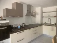 Quiet apartment, sleeps 4, garden-wi-fi parking Hotels in Venelles