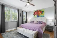 Cozy orange beachside townhouse with yard, Wi-Fi, & full kitchen in Lantana! Hotel a Lantana