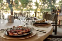 Private 4 Bedroom Safari Villa in Central Kasane on the Chobe River  호텔