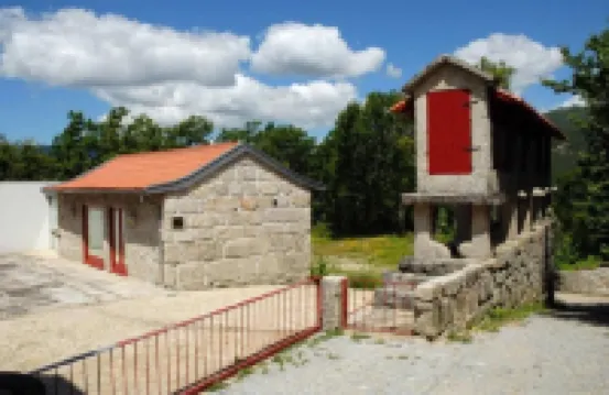 Cabin House. A retreat with a swimming pool and privacy in Gerês.