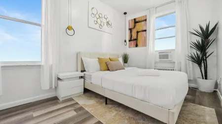 NY Prime Luxury Escape with KING Bed and Easy Parking!