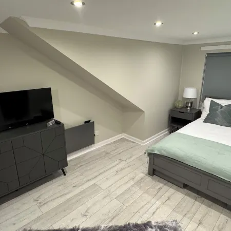 Newly Renovated Room With Private Bathroom - Sleeps 3 - 2 Beds