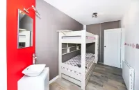 T3 2 bedrooms renovated top floor Hotels in Talence