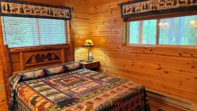 The Grizzly Cabin at Glacier Park is in the remote North Fork, Flathead River. Hôtels à proximité de : Siyeh Pass
