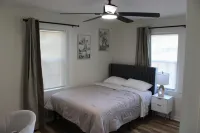 Delightful 2-bedroom house with AC in charming Easley 이슬리 호텔