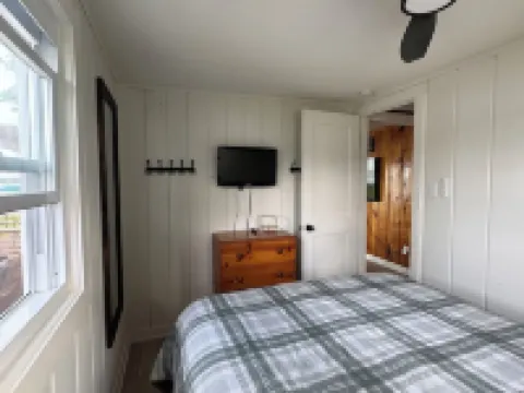 Lakefront 2 Bedroom Cottage Getaway on Chippewa Lake, Michigan Hotéis em Mecosta County