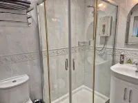 PRIVATE ROOM WITH OWN ENTRANCE IN COTTAGE DOWN A QUIET LEAFY LANE. EASY PARKING