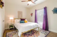 Welcome to the Sweet Life! 1 mile from downtown PC and white sand beaches!