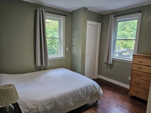 Cozy 2-bedroom cabin in charming Shandaken with WiFi, AC