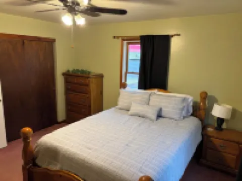 Charming, pet-friendly 2-bedroom house with WiFi, AC in delightful Lewistown 米夫林縣酒店