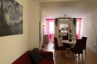 Bright loft in the historic center of Marino with separate entrance. Hoteles en Marino