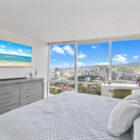 Beach, City lights and Mountain Views 180 degrees view & centrally located Отели рядом с достопримечательностью «Музей Байшоп»