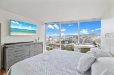 Beach, City lights and Mountain Views 180 degrees view & centrally located 비숍 박물관 주변 호텔