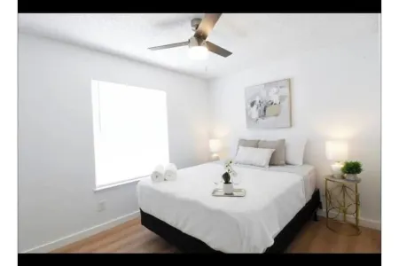 Cheerful 4 bedroom home with free Wi-Fi Отели рядом с достопримечательностью «WinCo Foods»