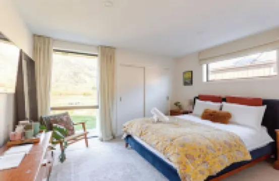 Charming Retreat – Breathtaking Mountain Views Hotels in Lake Hayes