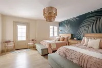 5min walk to beach! Perfect for a Girls Getaway, local wineries & restaurants! فنادق في Port Weller