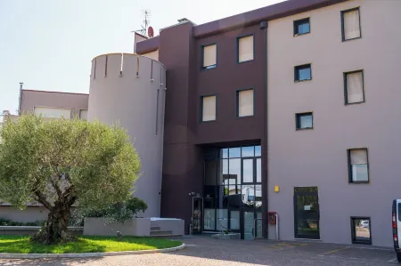 Hotel HDomus Отели в г. Моццекане