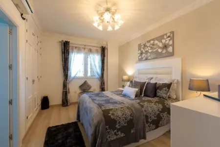 Quality Villa with amazing views, 12 seater outdoor kitchen and Private Bar