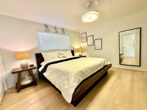 Chandelier Retreat 3BR/2BA King Bed 85” TV Netflix