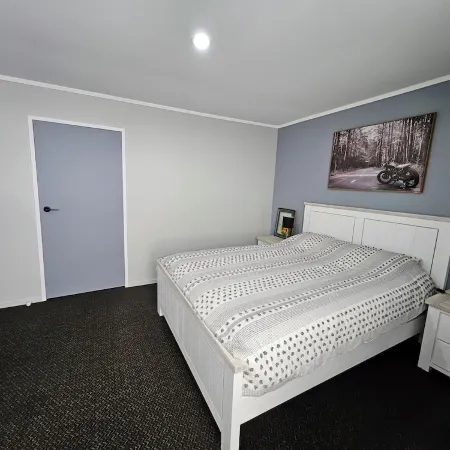 2 Double bed Apartment Manukau Отели рядом с достопримечательностью «Тематический парк Конец Радуги»