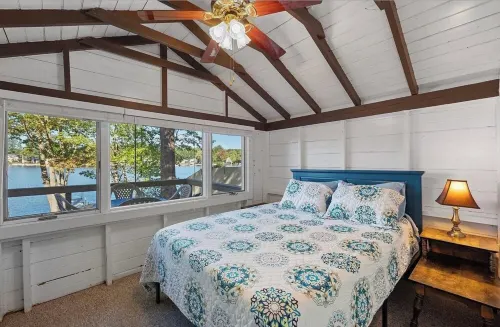 Lakefront Winnisquam Cottage with dock & boat ramp