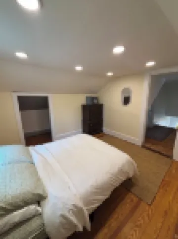 Charming 3-bedroom house with AC, WiFi and a large yard in the heart of Bangor!