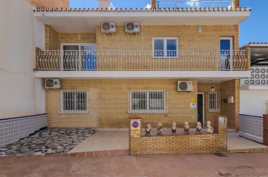 Spacious villa 5 min from the airport. Ideal for families and large groups