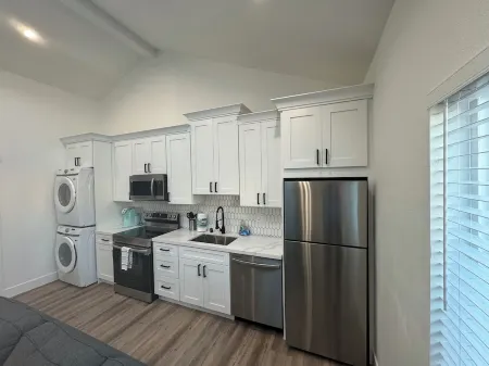 Bright & Modern Gem: Central Location ~ NewEntire 2BD/1BA Guesthouse