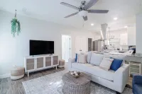 Welcome to the Sweet Life! 1 mile from downtown PC and white sand beaches!