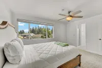Spacious 5BR Retreat w/ Sunshine & Lush Green near Bellevue, Seattle and Airport