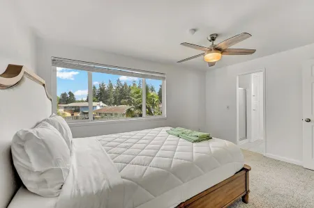 Spacious 5BR Retreat w/ Sunshine & Lush Green near Bellevue, Seattle and Airport