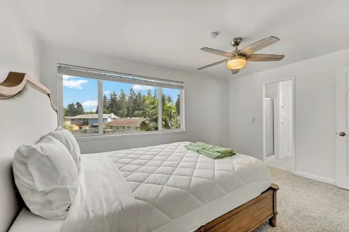 Spacious 5BR Retreat w/ Sunshine & Lush Green near Bellevue, Seattle and Airport