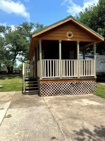 Cozy 1-bedroom cabin in charming Sweeny with fitness room, WiFi