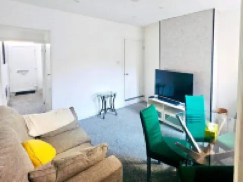 2 Bed House - Sleeps 5 - Garden - Parking - Wifi