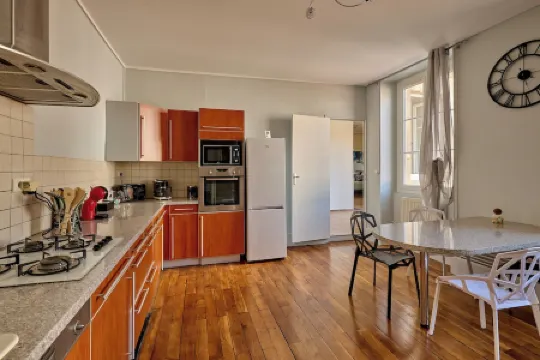 Spacious apartment 100m² + parking downtown