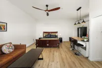 Luxurious, Spacious, Private studio in Great location!