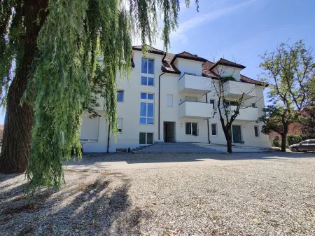 Quiet and central apartment with great connections