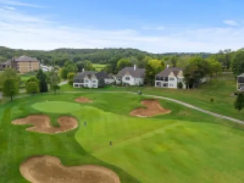 Enjoy views of Old Kinderhook 14th green, in 4 bedroom king bed - 6 bath home 拉塞爾酒店