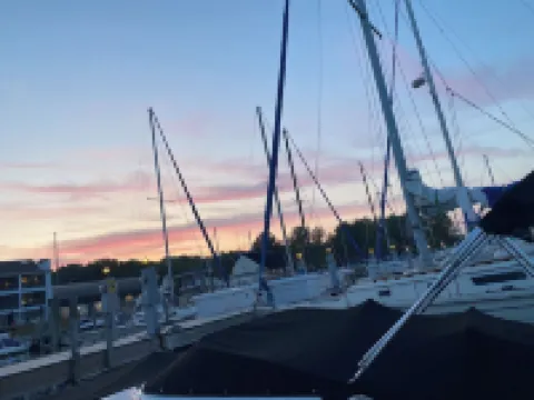 In town contemp , artsy hideaway—walk to 2 lakes and everything else!