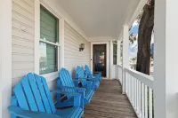 Spacious 5-bedroom historical house in downtown Tarpon Springs with WiFi, AC