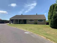 Long Lane Stables Lodge. Spacious Country Retreat