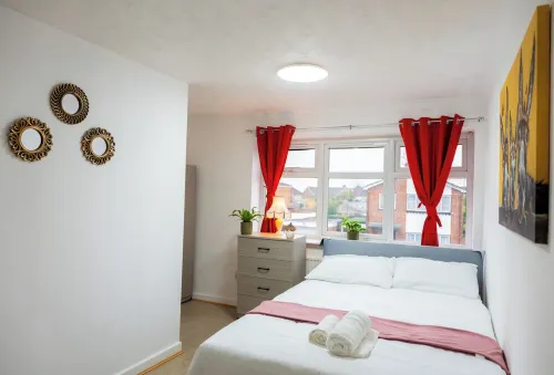 Modern 5-bedroom house in London, Free Parking, Close to Chadwell Heath Station