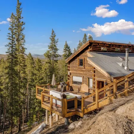 Cabin in the Woods! Pet Friendly, Private Outdoor Hot Tub, Gas Grill, Secluded
