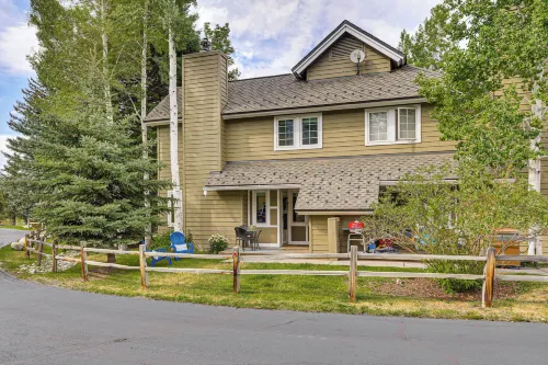 Hike, Ski and Golf Fully Renovated Edwards Townhome - Homestays