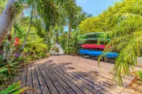 Tropical 4-bedroom Oasis on the river with Pool and Jacuzzi in Bonita Springs