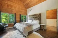 Modern 4 bedroom 4 bathroom home offered for extended stays.