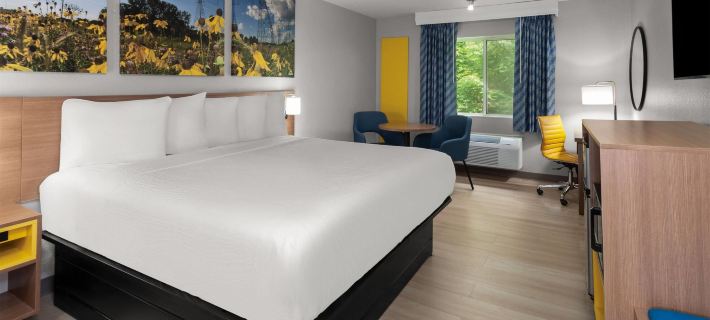 Days Inn & Suites by Wyndham Kaukauna WI Hotels in Outagamie County