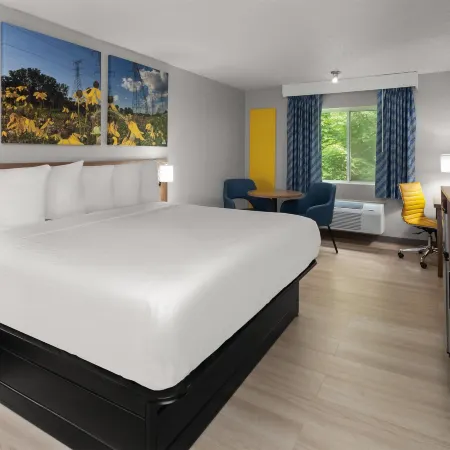 Days Inn & Suites by Wyndham Kaukauna WI