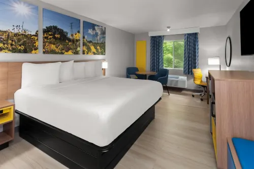 Days Inn & Suites by Wyndham Kaukauna WI - parking