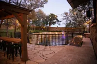 Lux Lounge 7744 Ranch Resort Austin - COTA - Jacuzzi